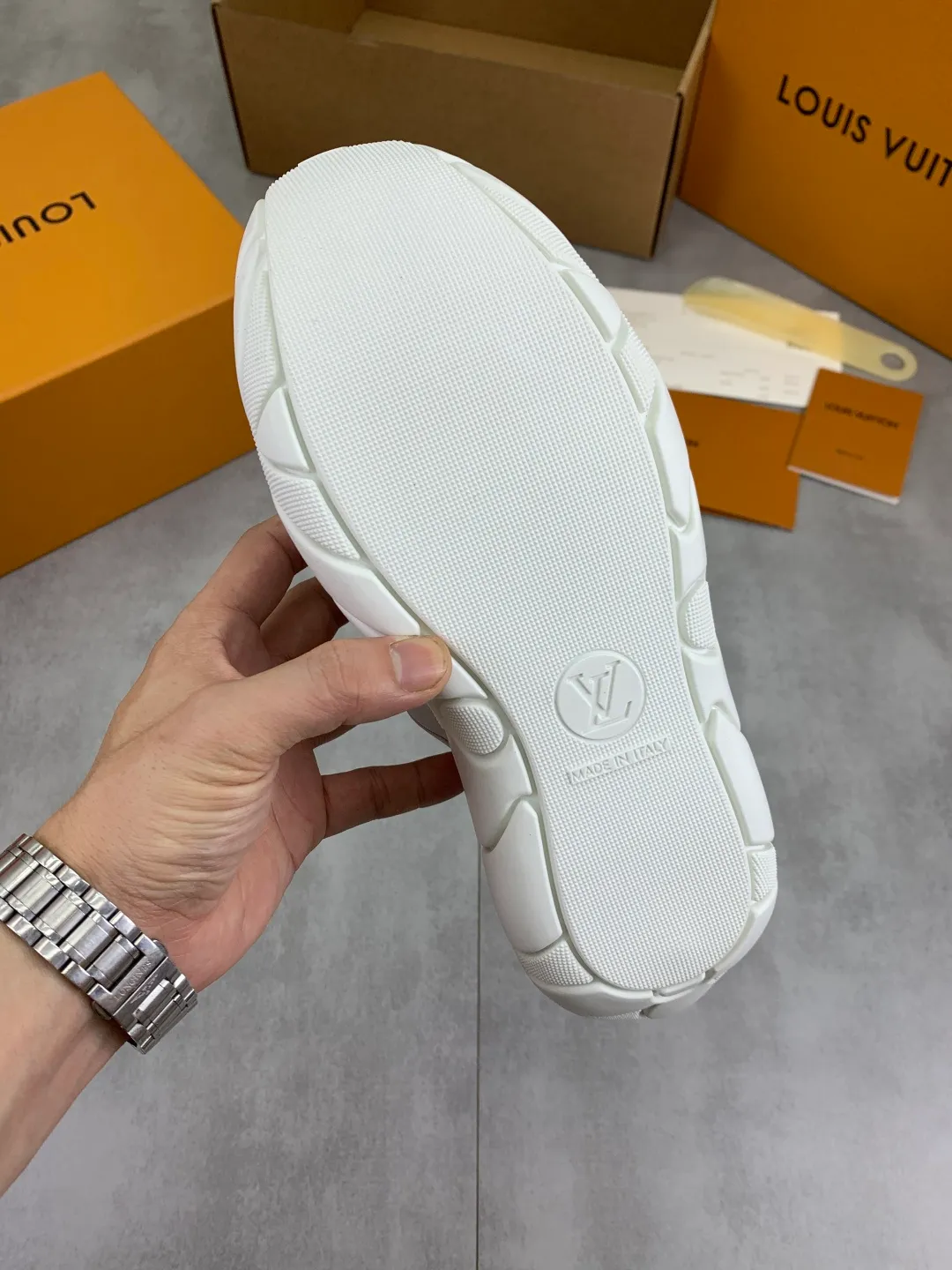 Men's men's shoes 💰P600 new style super hot 🔥 LV Bubble Bubble cloud shoes new casual sports shoes All stars have the same style. It's really good-looking and has a sense of technology and luxury. The shoe shape is smooth and not bulky, and small girls can easily handle it. TPU injection molded rice flower outsole, leather lining with breathable space mesh, molded cowhide feet, calfskin surface Code number: 35-40 (customized for 41 42) Color: black white silver
